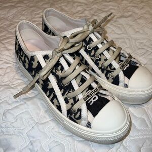 Women’s tennis shoes